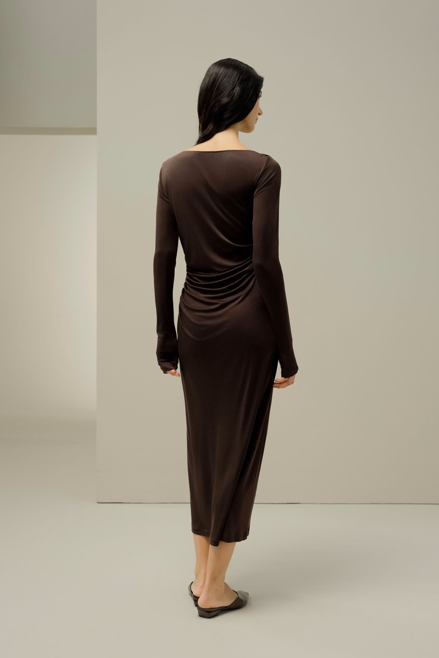 Robe midi plissée en soie élégante