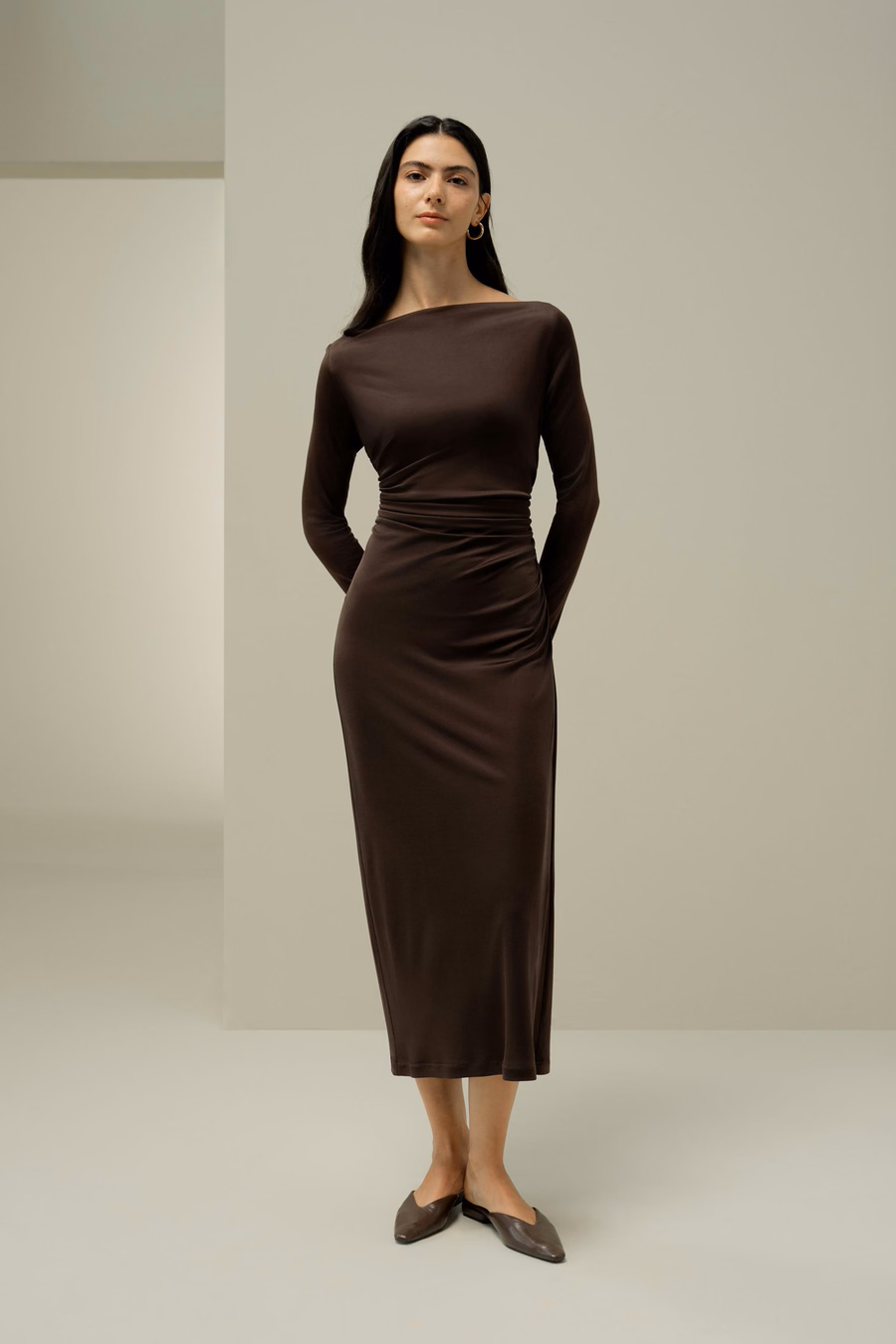 Robe midi plissée en soie élégante