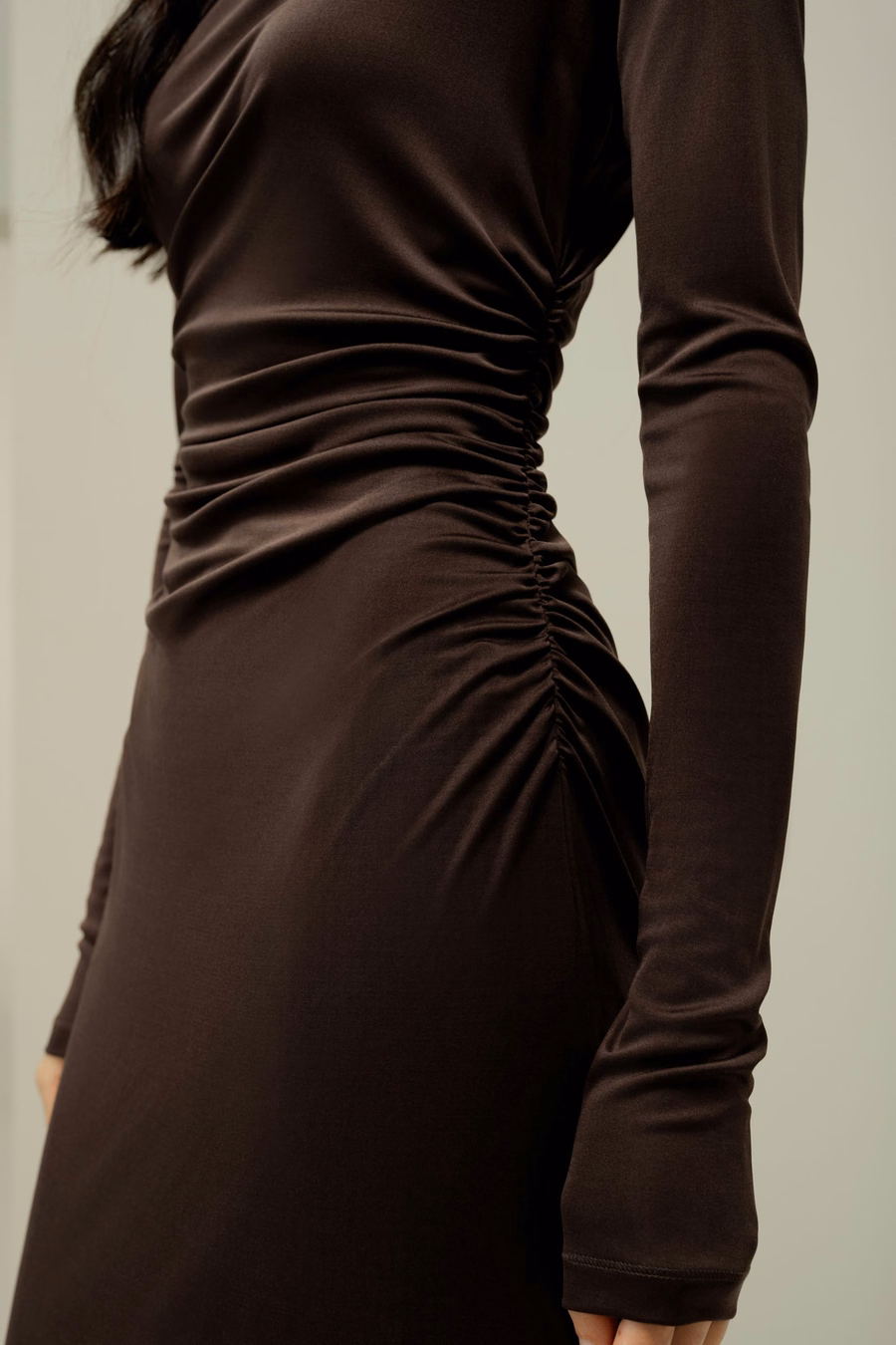 Robe midi plissée en soie élégante