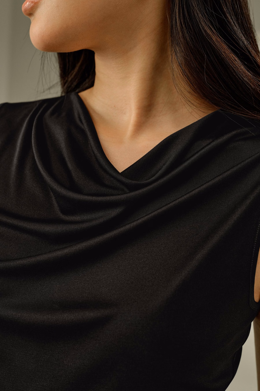 Top sans manches en jersey de soie à encolure à cowl