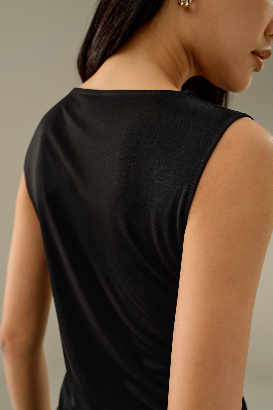 Top sans manches en jersey de soie à encolure à cowl
