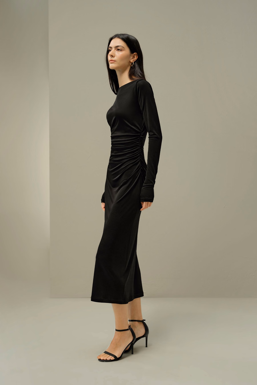 Robe midi plissée en soie élégante