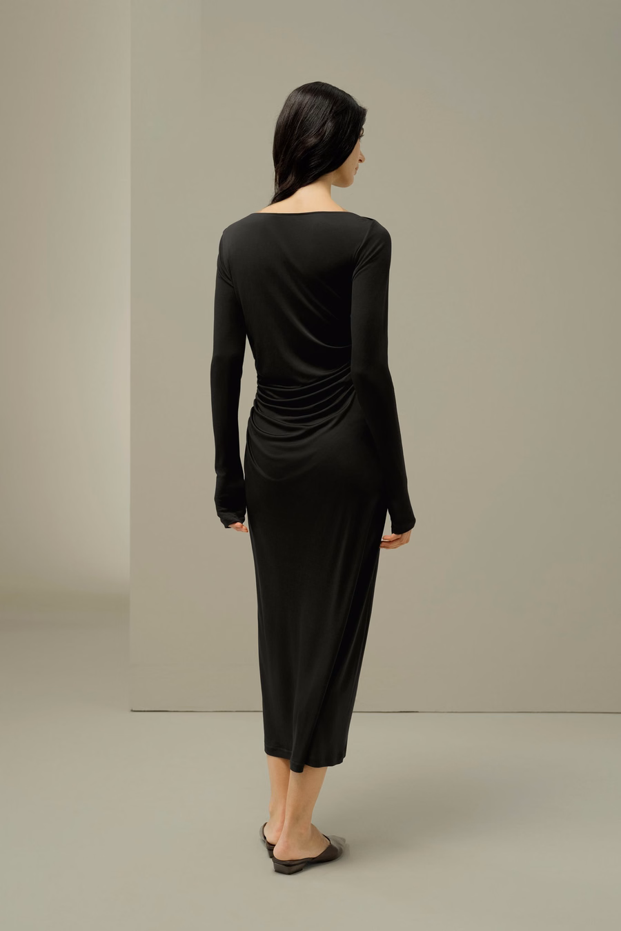 Robe midi plissée en soie élégante