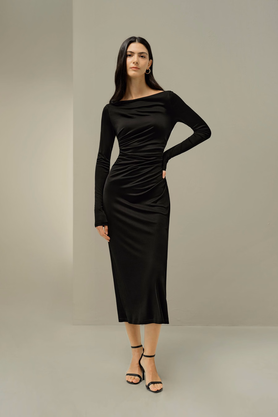 Robe midi plissée en soie élégante