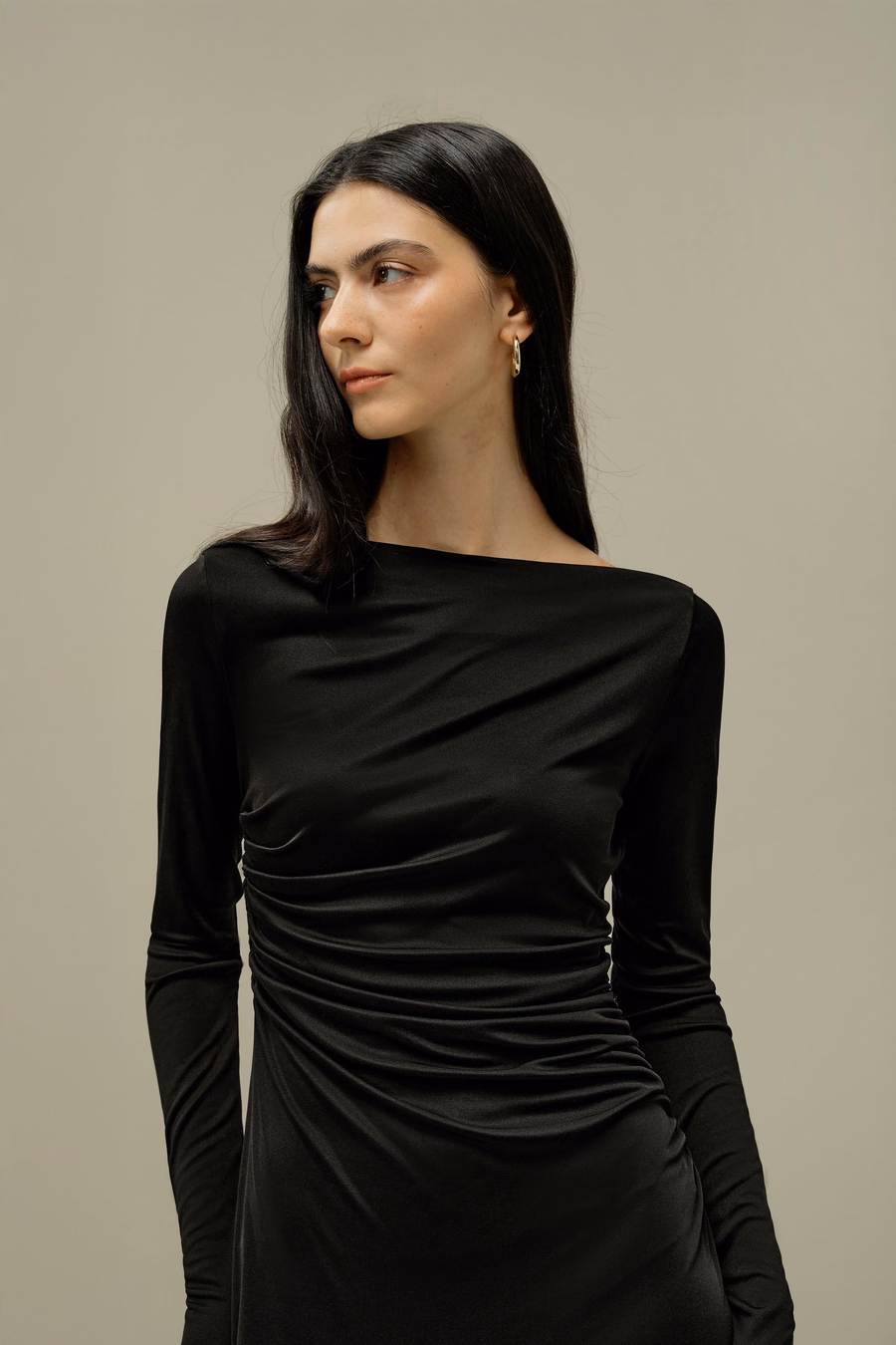 Robe midi plissée en soie élégante