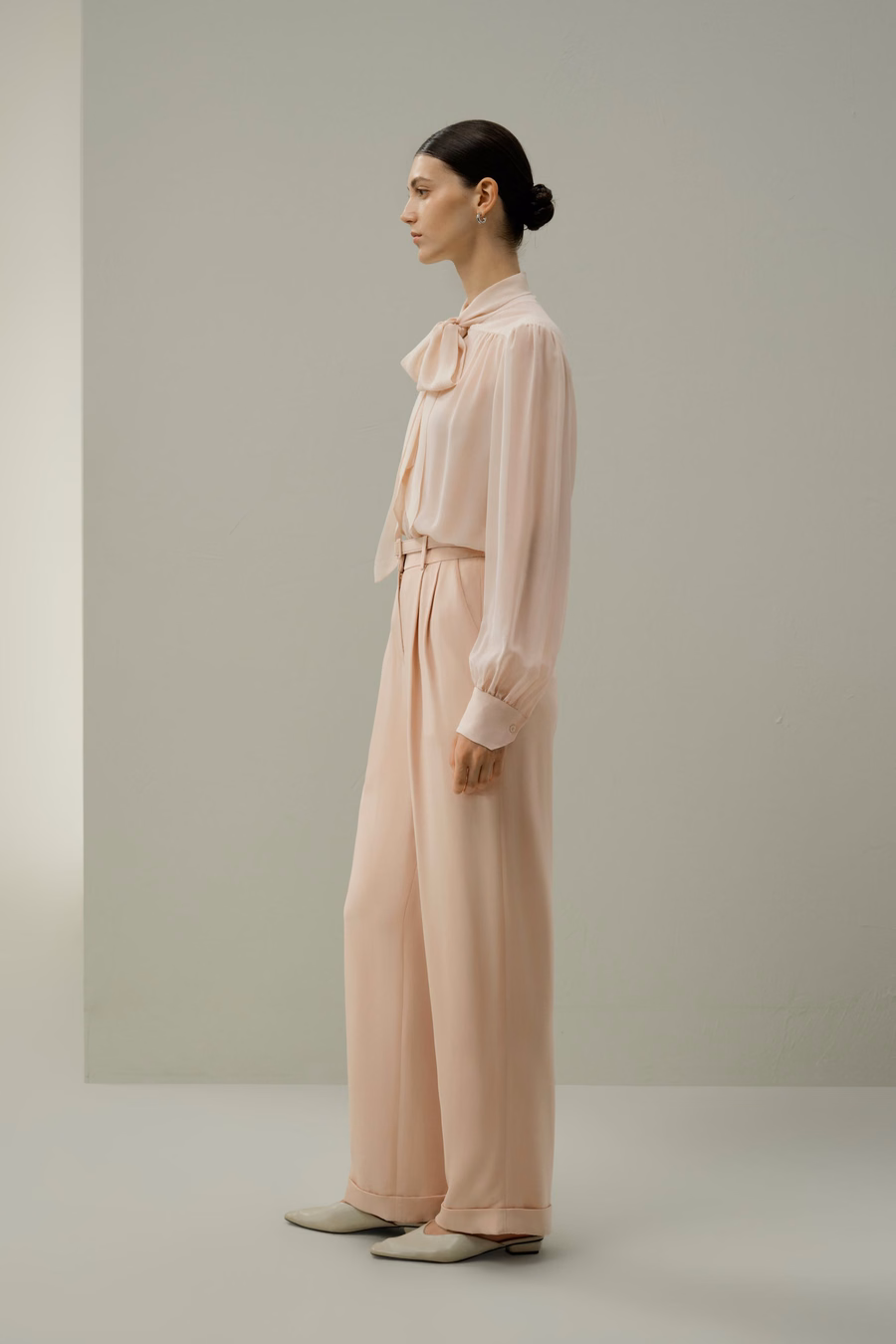 Blouse en soie jasmin avec nœud papillon