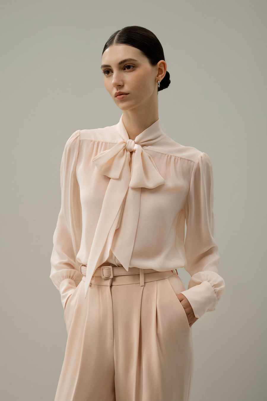 Blouse en soie jasmin avec nœud papillon
