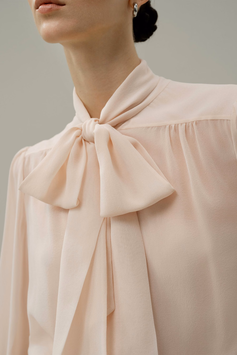 Blouse en soie jasmin avec nœud papillon