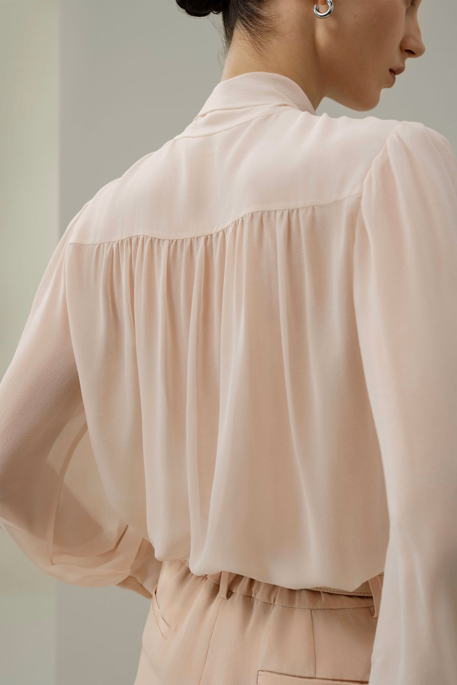 Blouse en soie jasmin avec nœud papillon