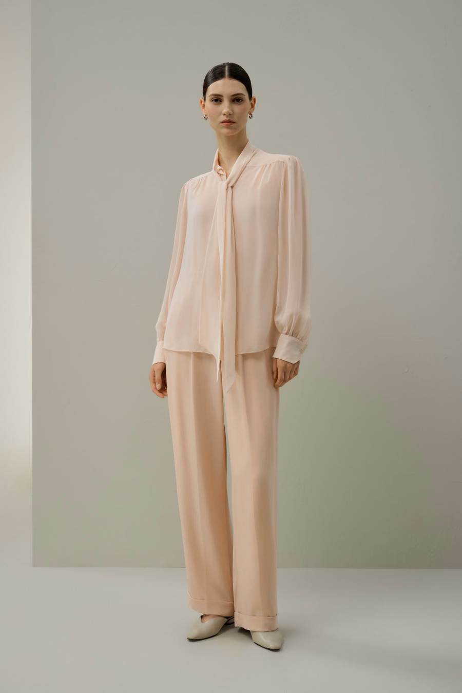 Blouse en soie jasmin avec nœud papillon