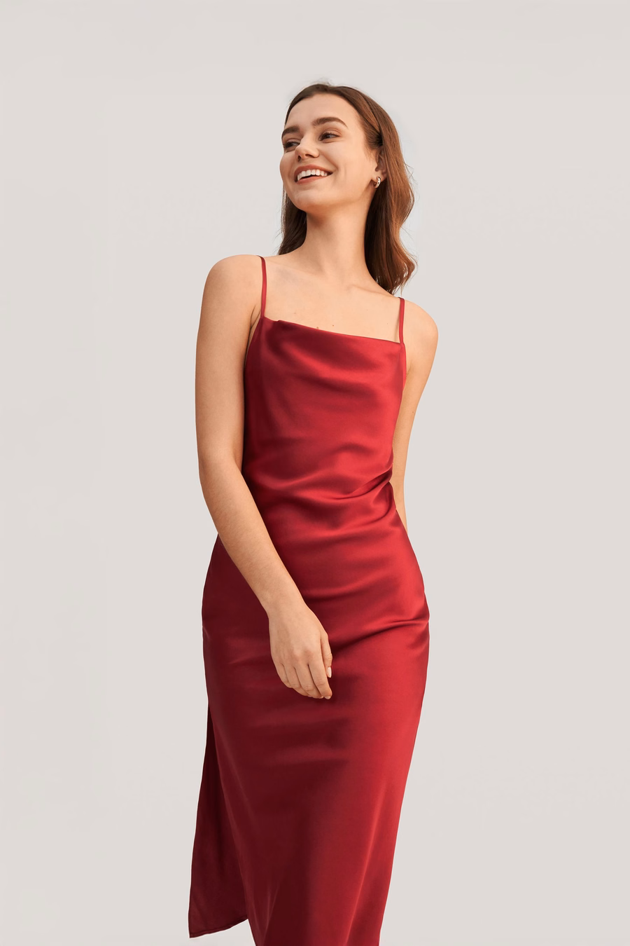 Robe en soie à col drapé élégant et séduisant