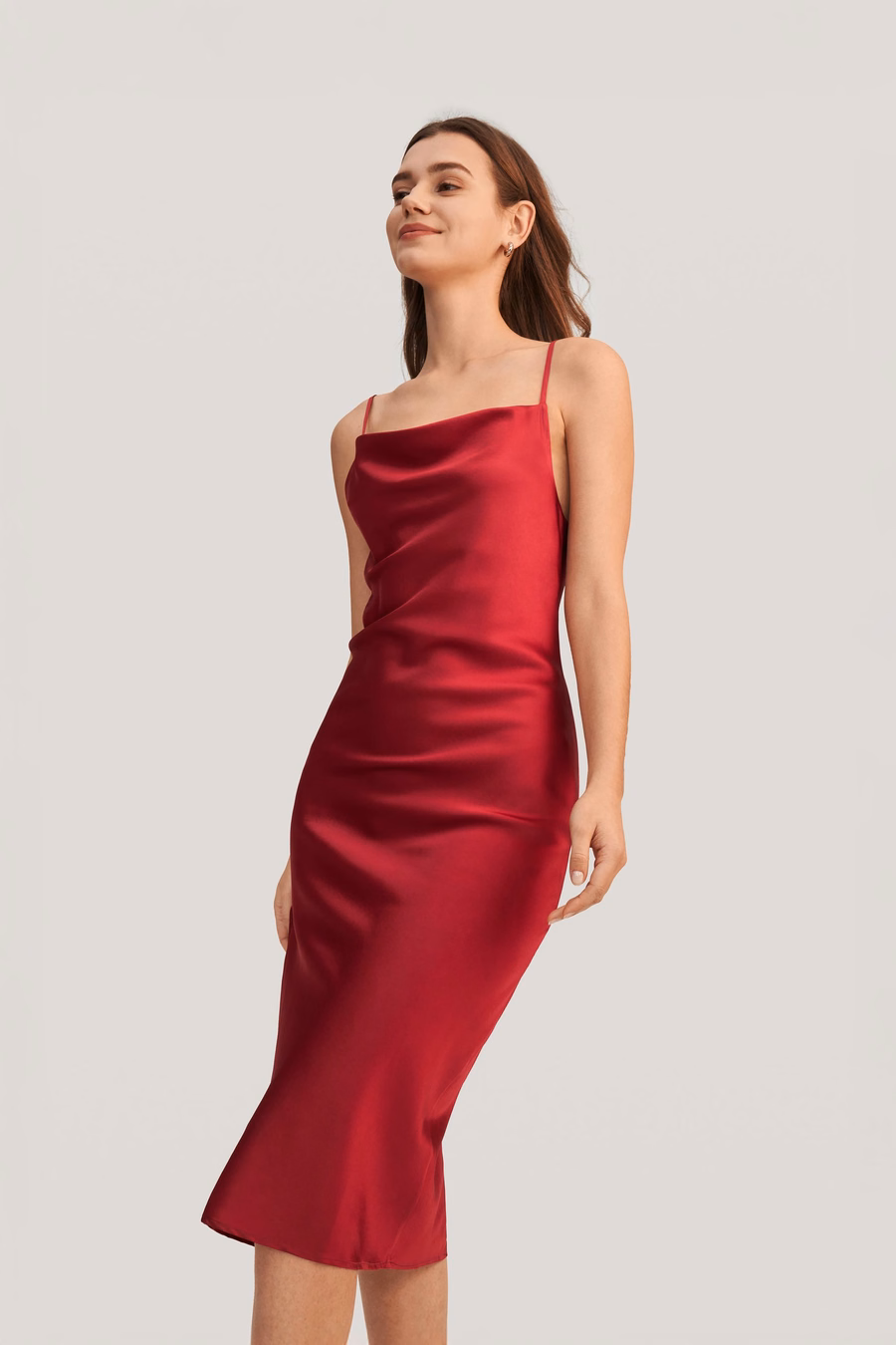 Robe en soie à col drapé élégant et séduisant