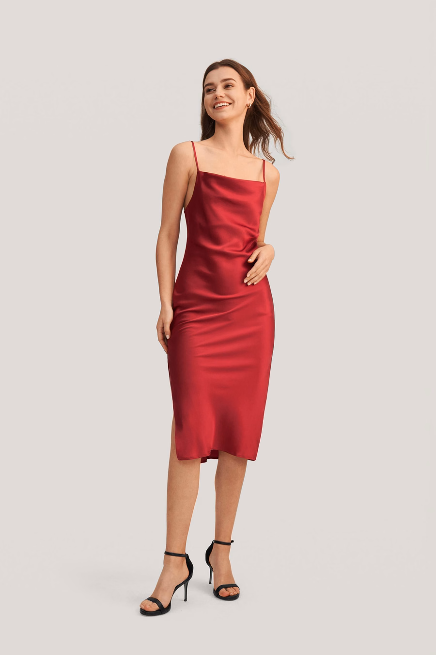 Robe en soie à col drapé élégant et séduisant