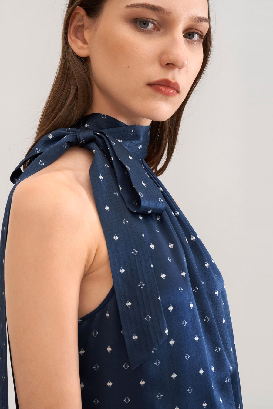Chemise en soie à col halter