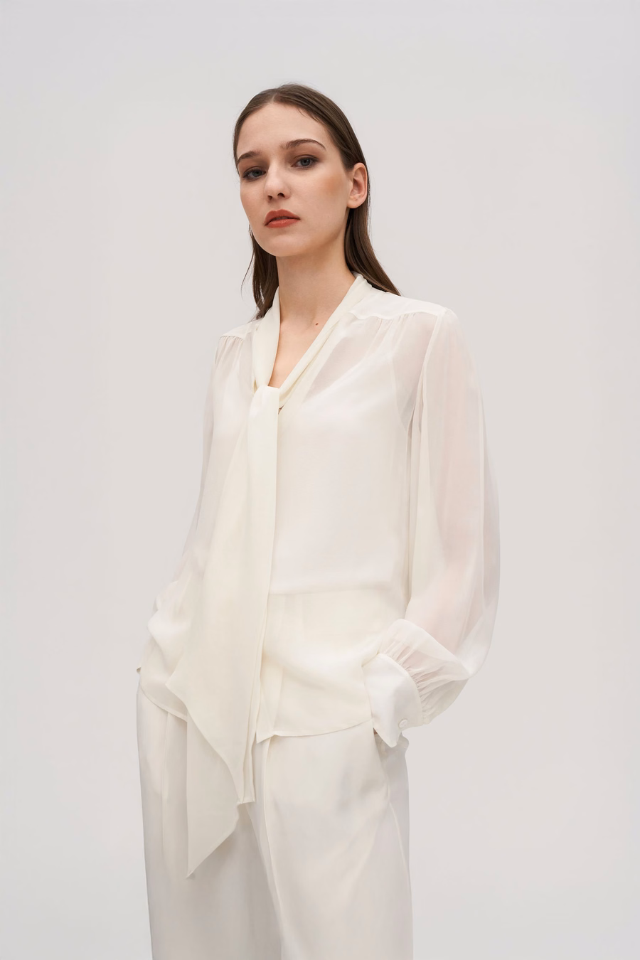 Blouse en soie jasmin avec nœud papillon