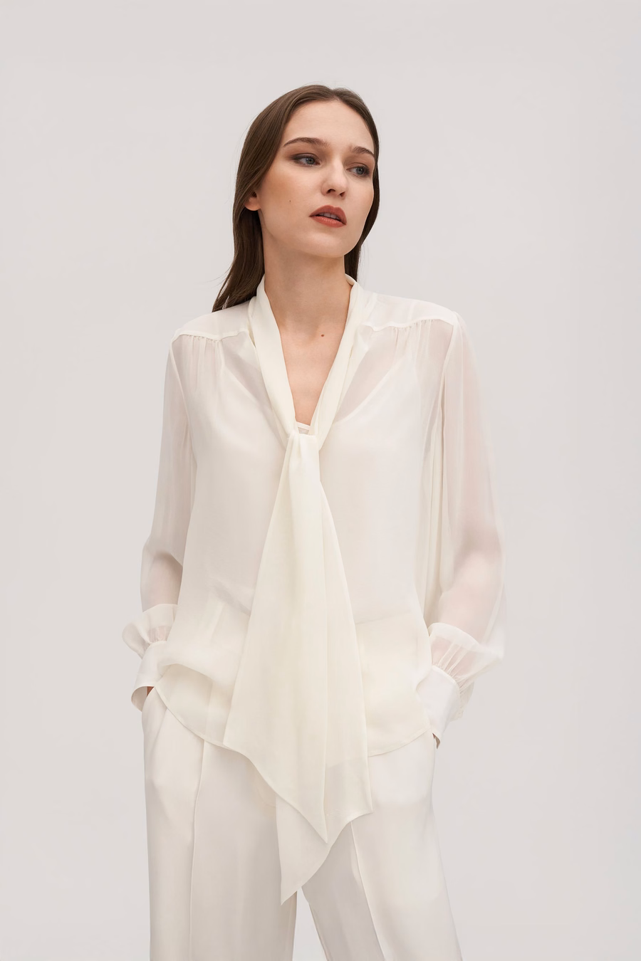 Blouse en soie jasmin avec nœud papillon