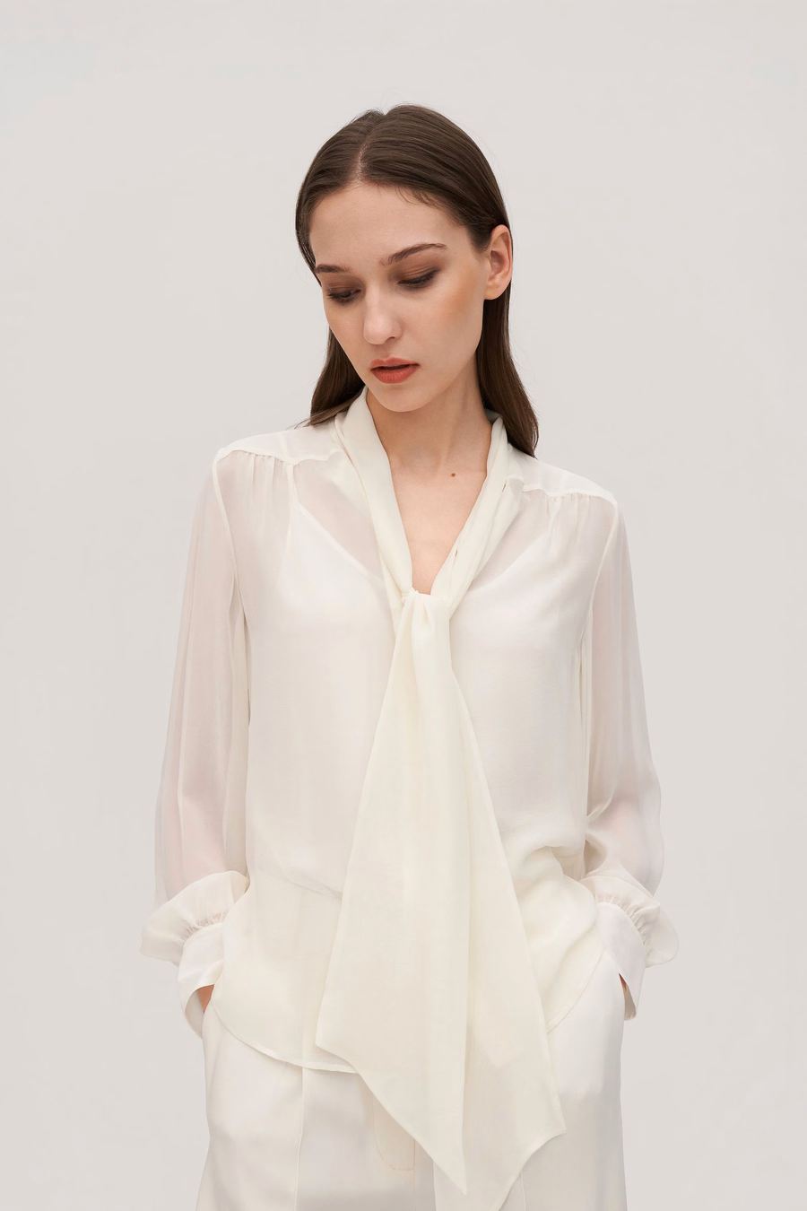 Blouse en soie jasmin avec nœud papillon