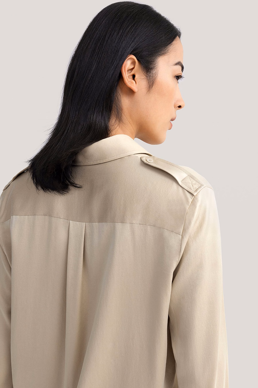 Chemise en soie lavée à la main avec épaulettes