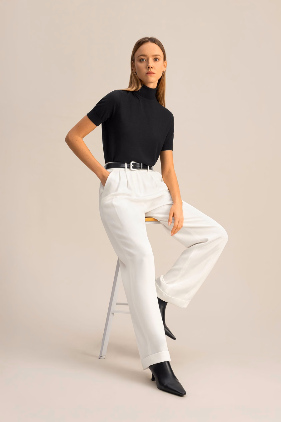 Pantalons larges plissés en soie dense intemporelle