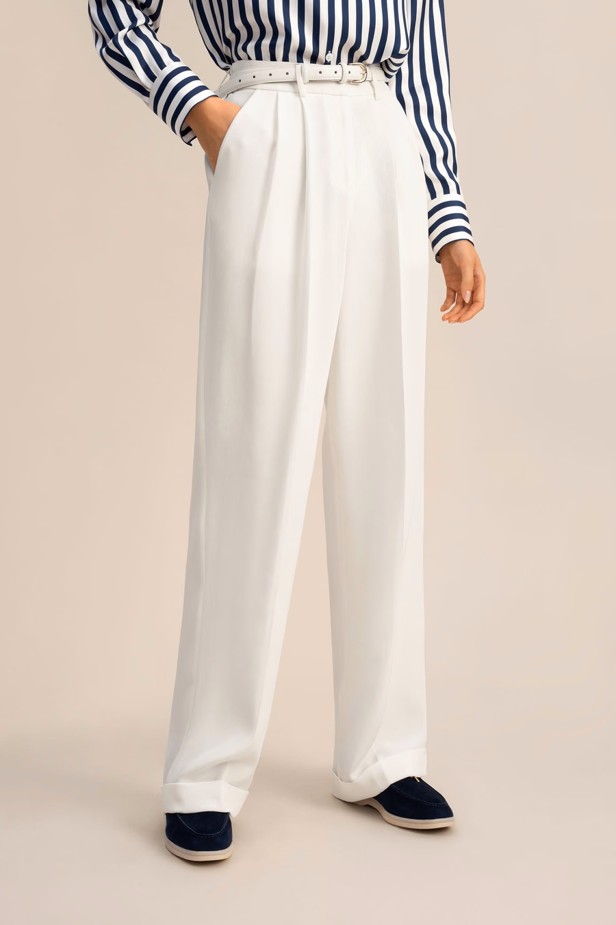 Pantalons larges plissés en soie dense intemporelle