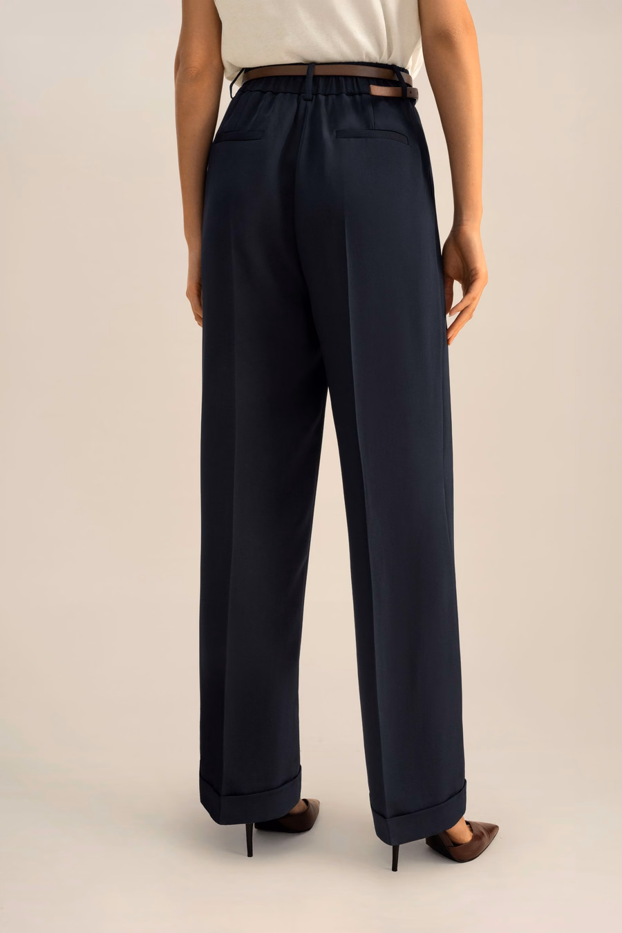 Pantalons larges plissés en soie dense intemporelle