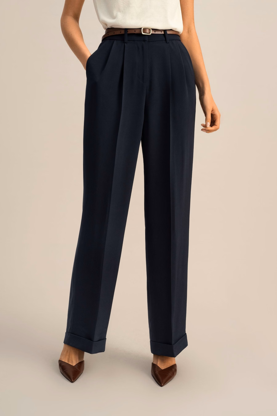 Pantalons larges plissés en soie dense intemporelle
