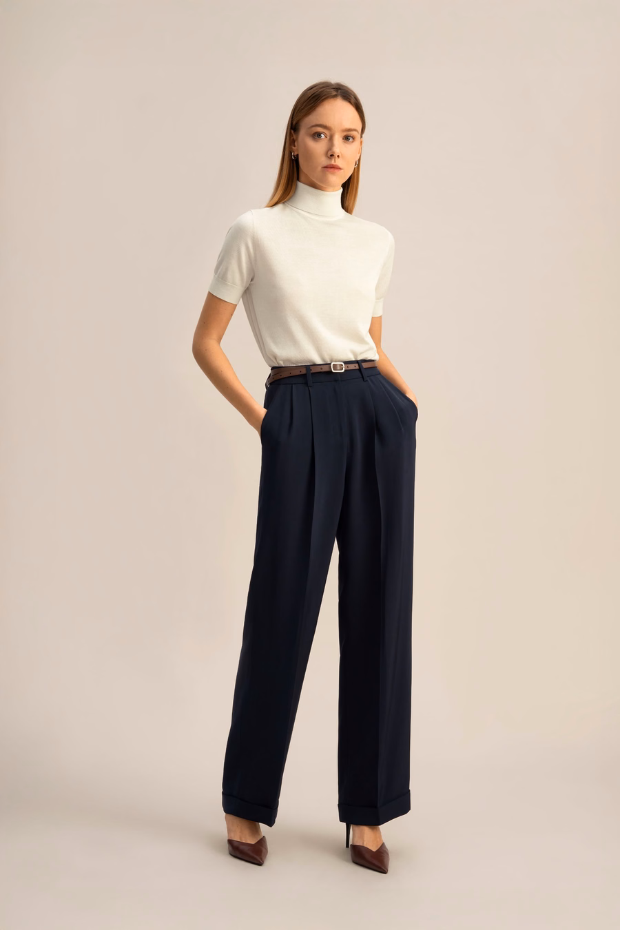 Pantalons larges plissés en soie dense intemporelle