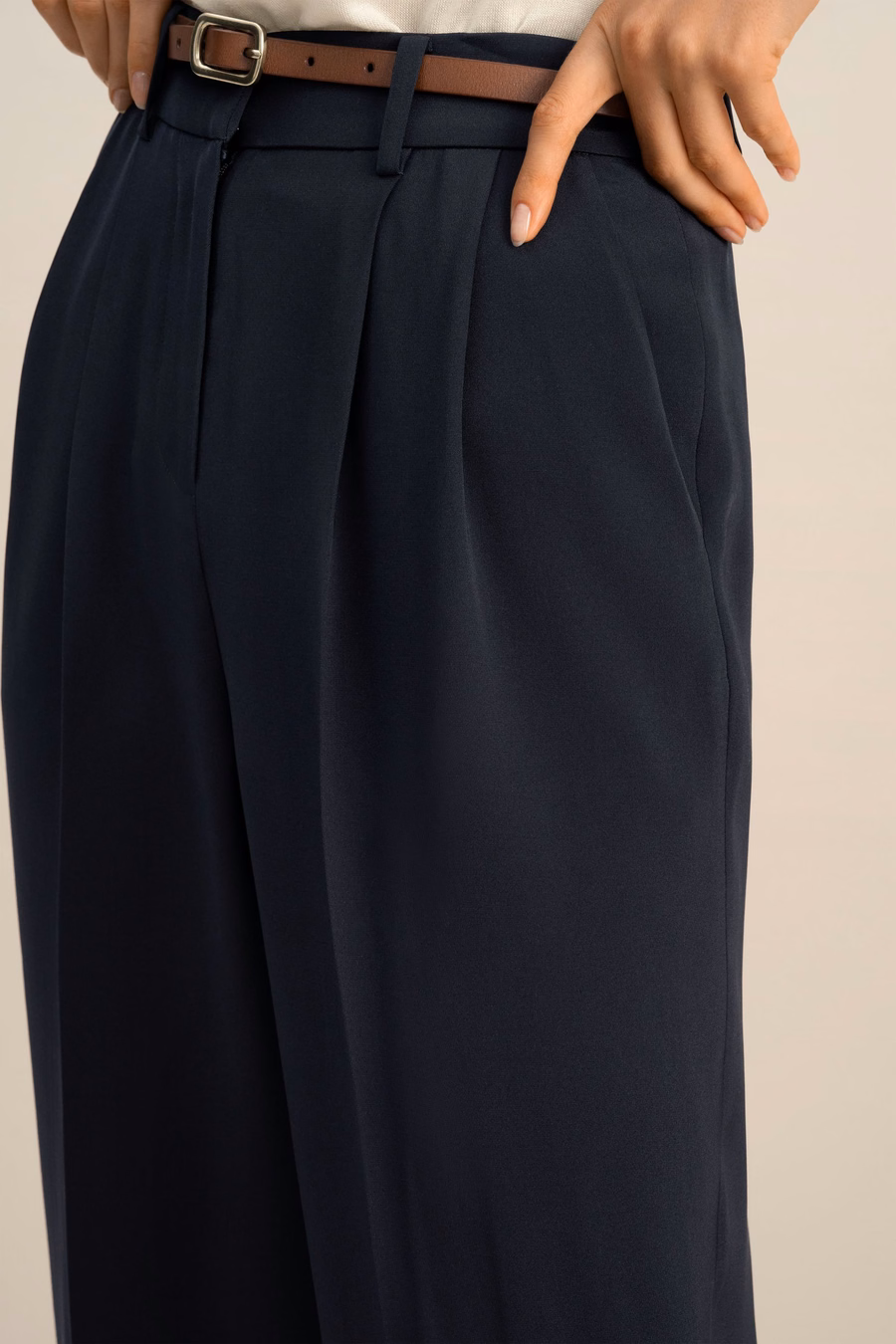 Pantalons larges plissés en soie dense intemporelle
