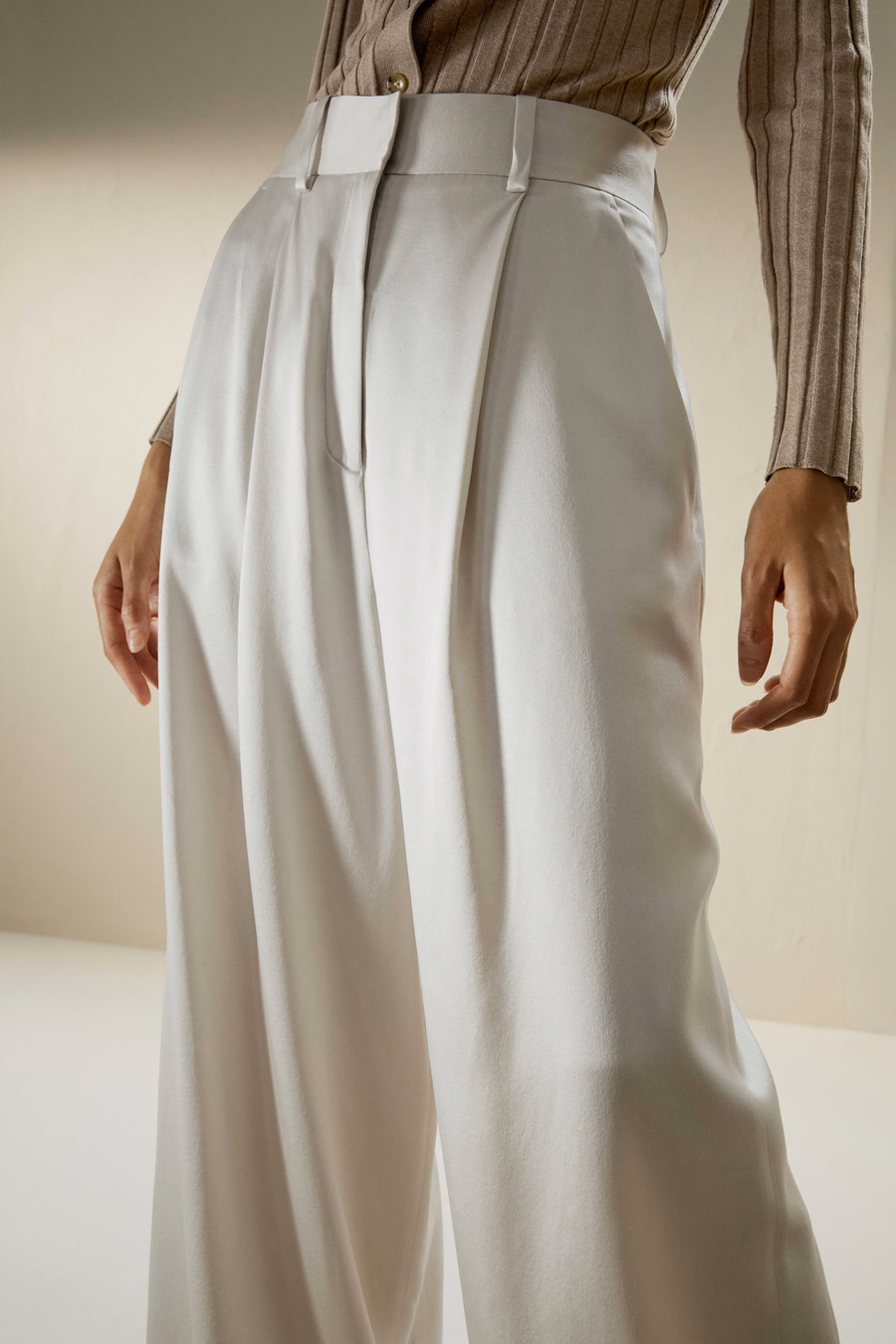 Pantalon large à taille haute en soie dense