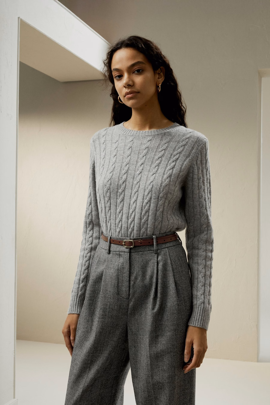 Pull classique en maille torsadée avec bords côtelés