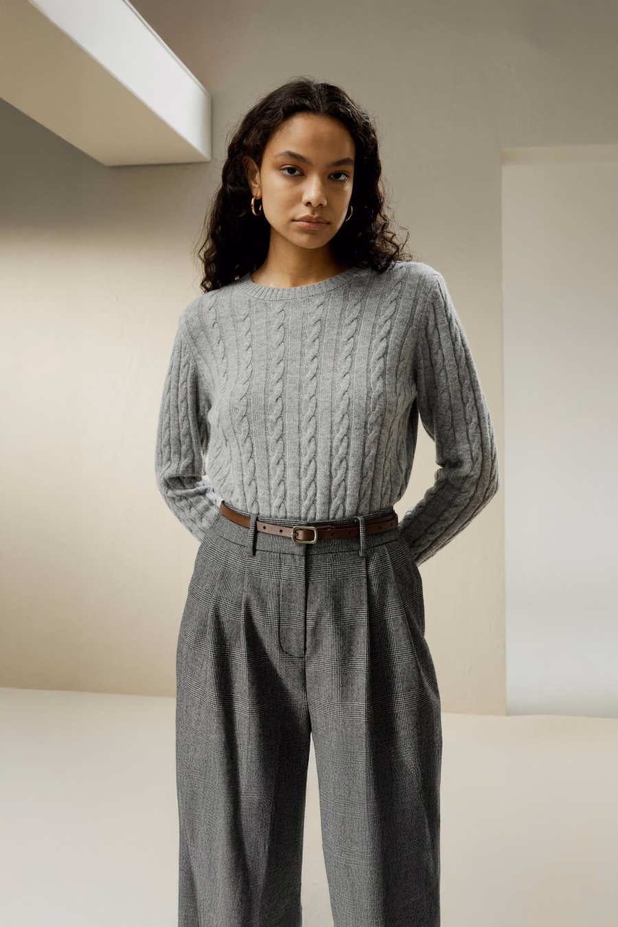 Pull classique en maille torsadée avec bords côtelés