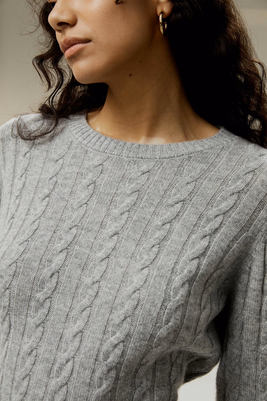 Pull classique en maille torsadée avec bords côtelés
