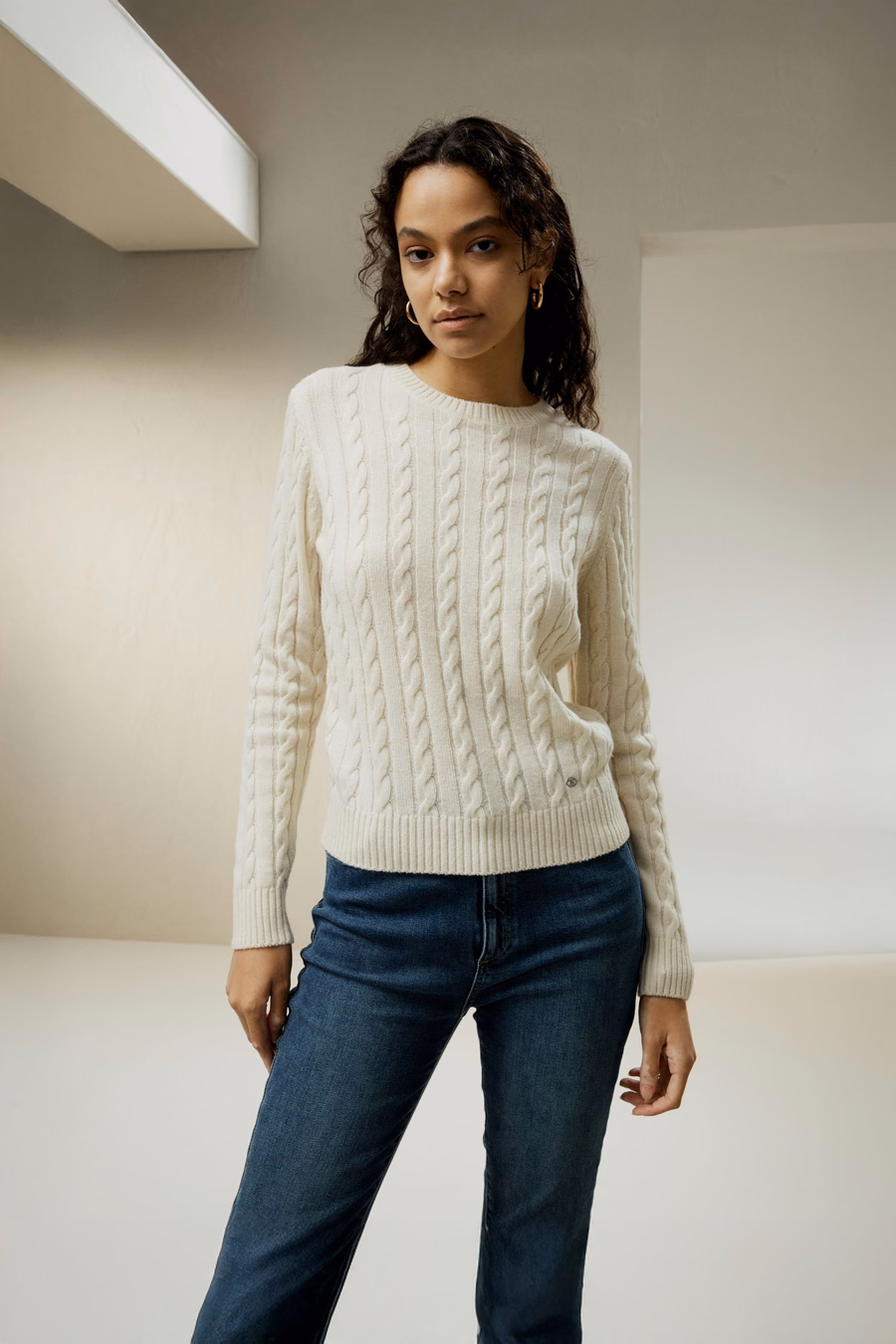 Pull classique en maille torsadée avec bords côtelés