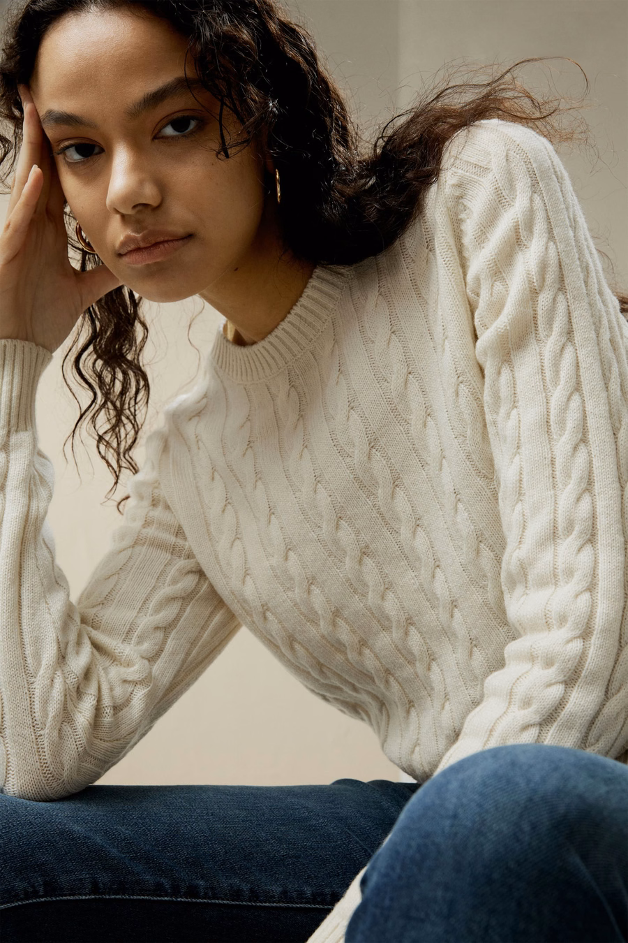 Pull classique en maille torsadée avec bords côtelés