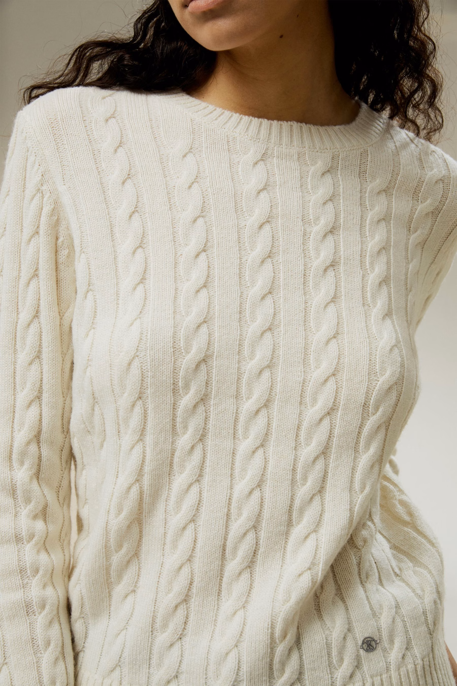 Pull classique en maille torsadée avec bords côtelés