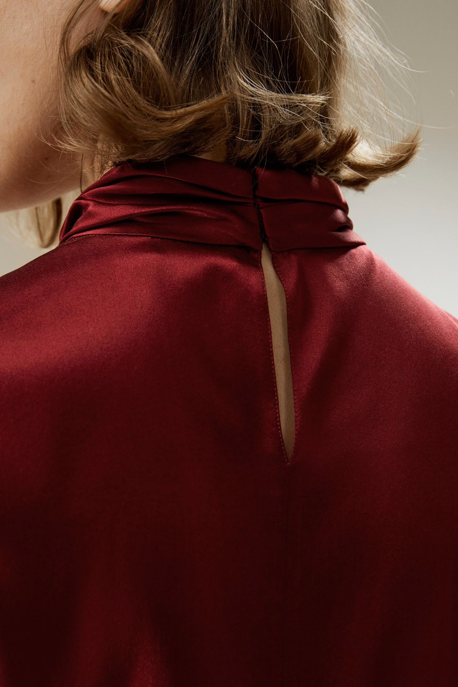 Chemise à plis embellis asymétriques