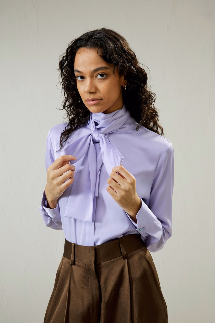 Blouse en soie avec col roulé et ruban