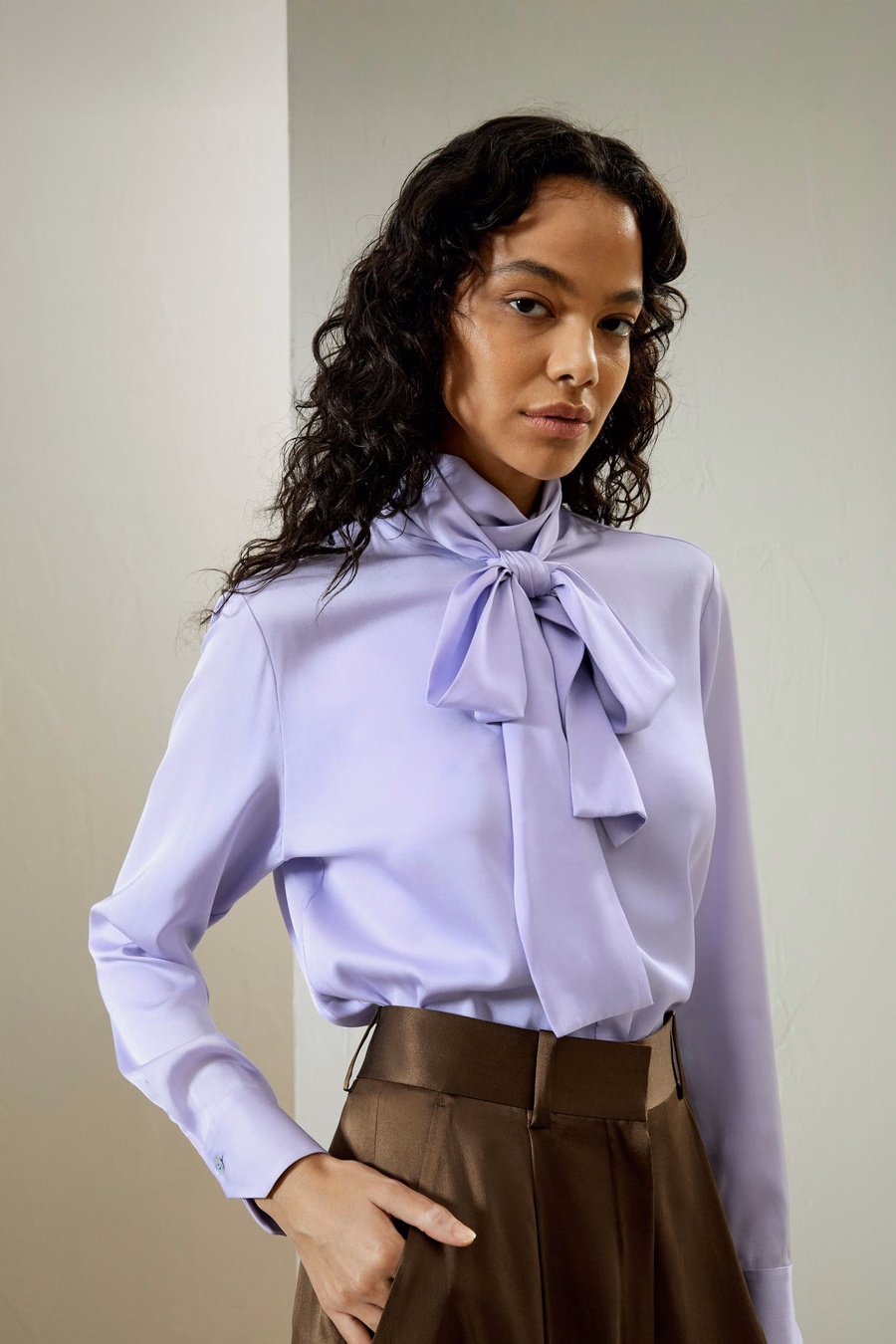 Blouse en soie avec col roulé et ruban
