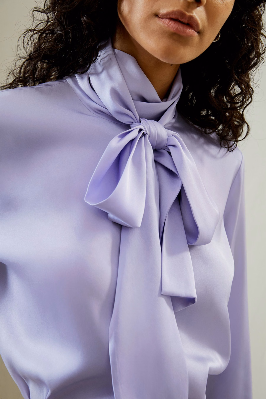 Blouse en soie avec col roulé et ruban