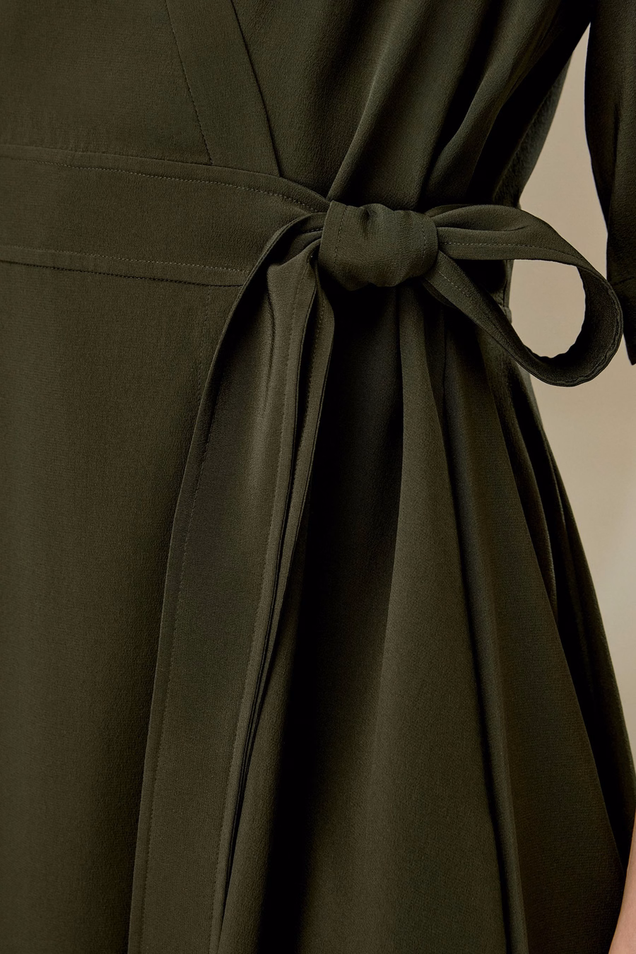 Robe enveloppante à nouer devant
