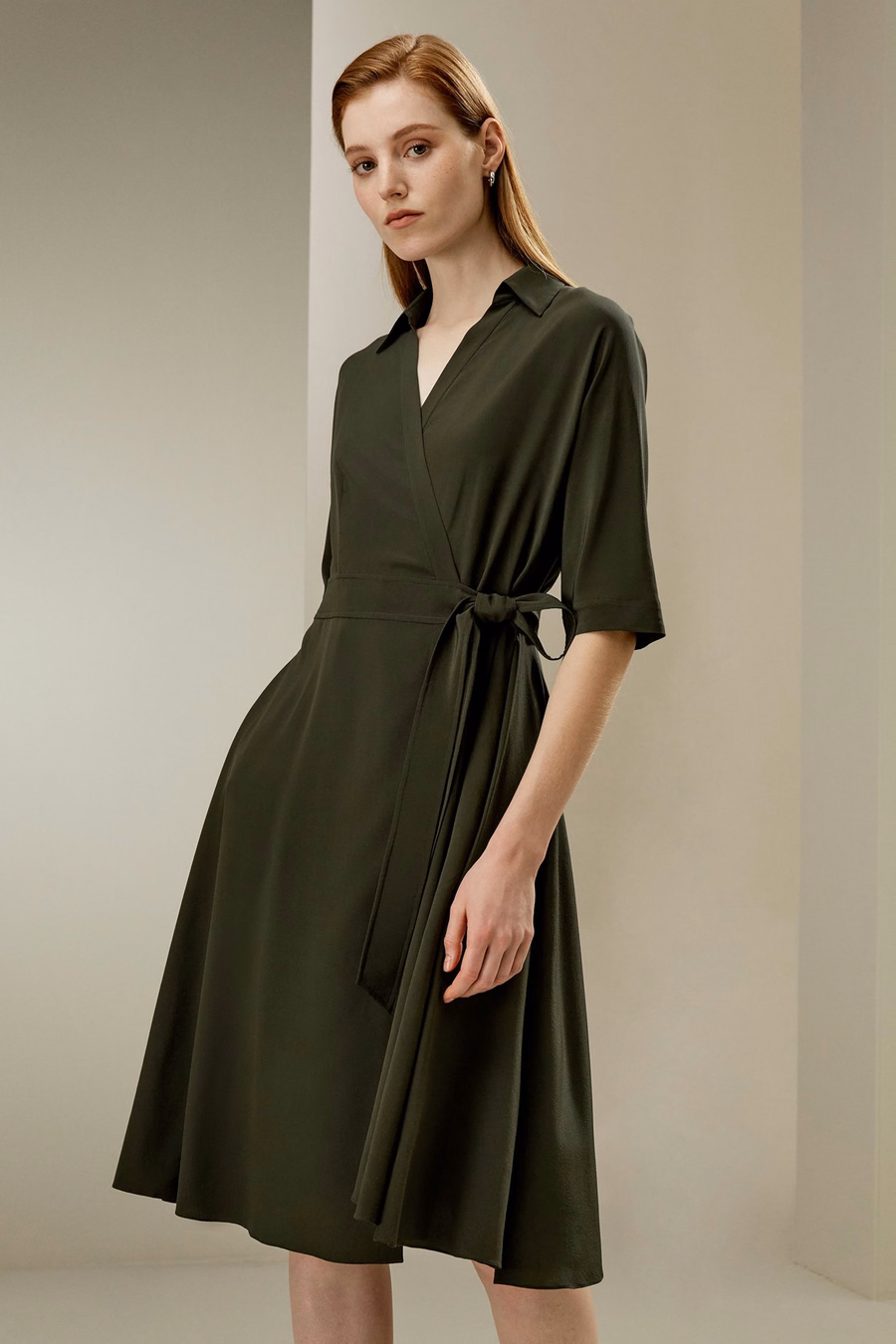 Robe enveloppante à nouer devant