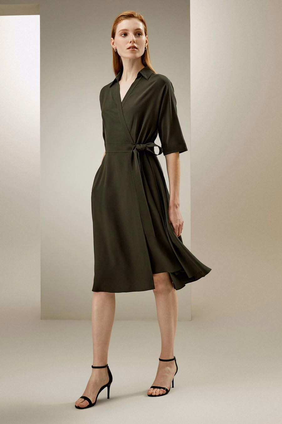 Robe enveloppante à nouer devant