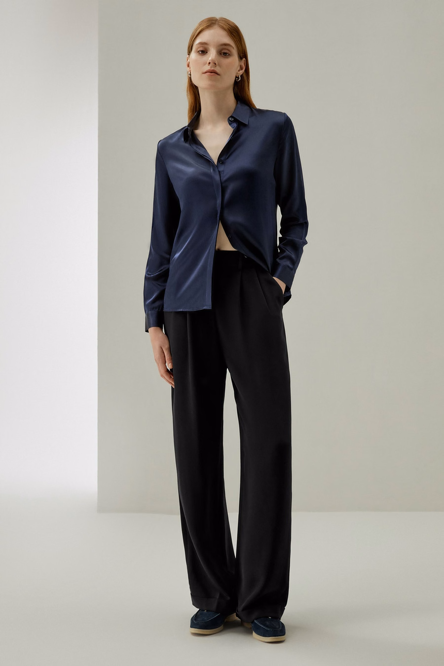 Pantalons larges plissés en soie dense intemporelle