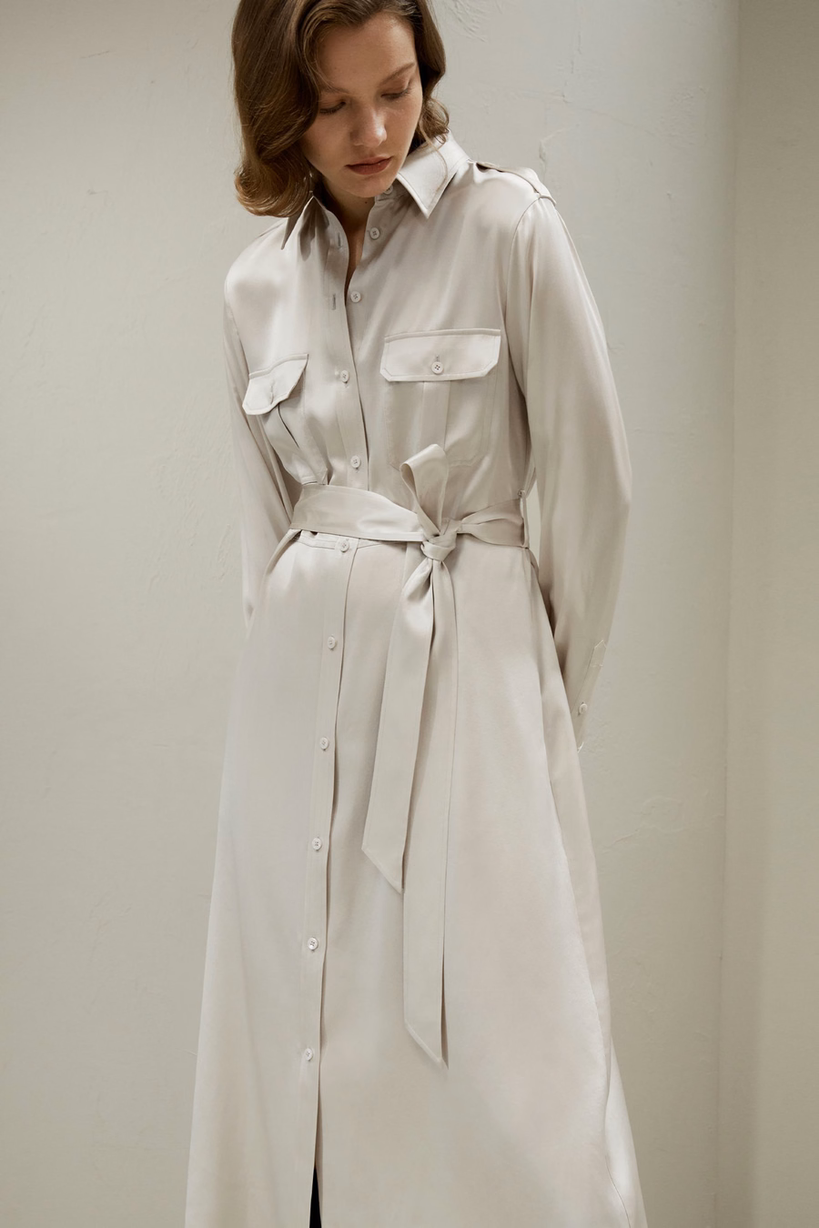 Robe chemise midi en soie de style trench