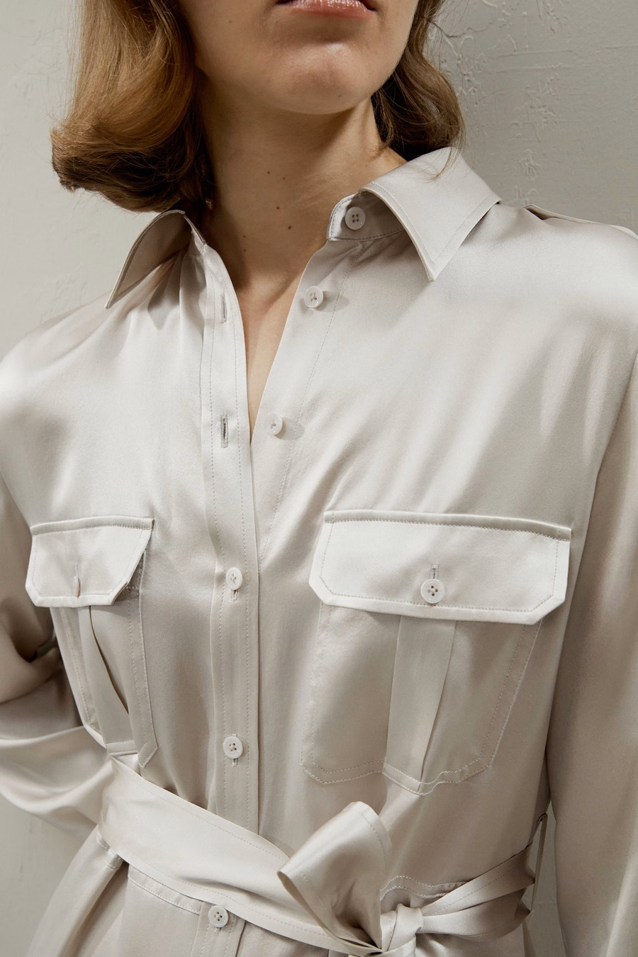 Robe chemise midi en soie de style trench