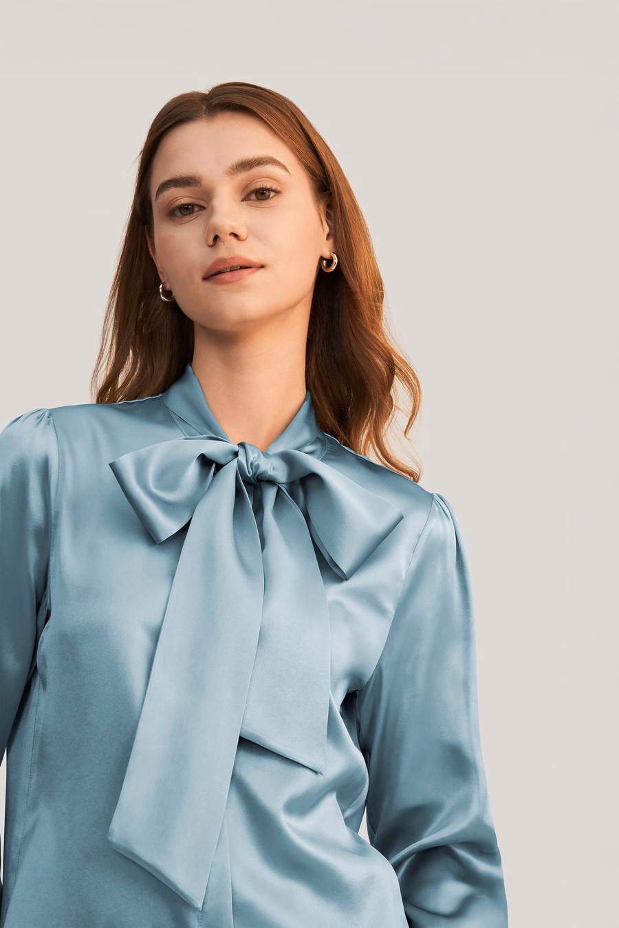 Blouse en soie avec nœud papillon pour femmes