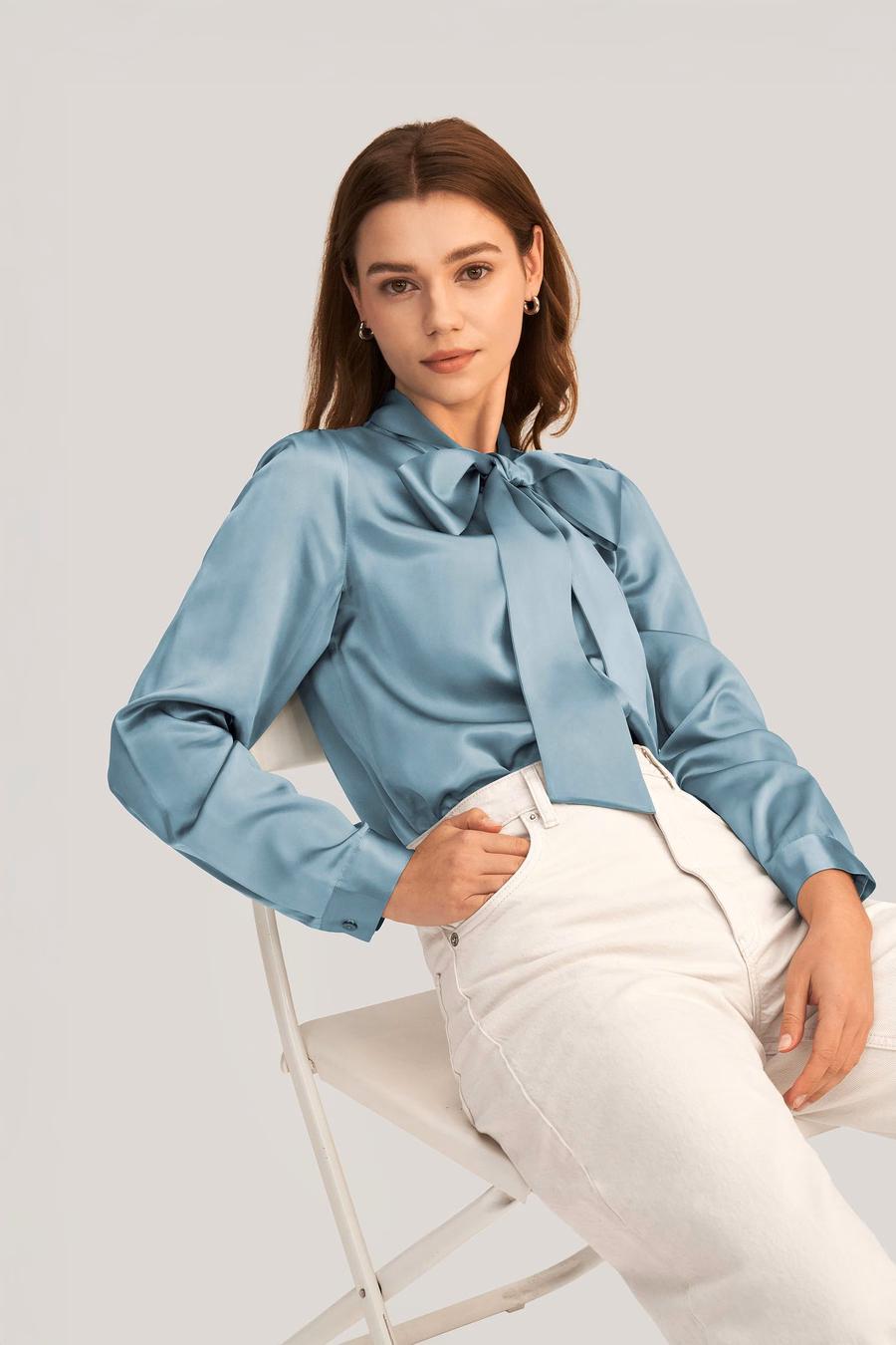 Blouse en soie avec nœud papillon pour femmes