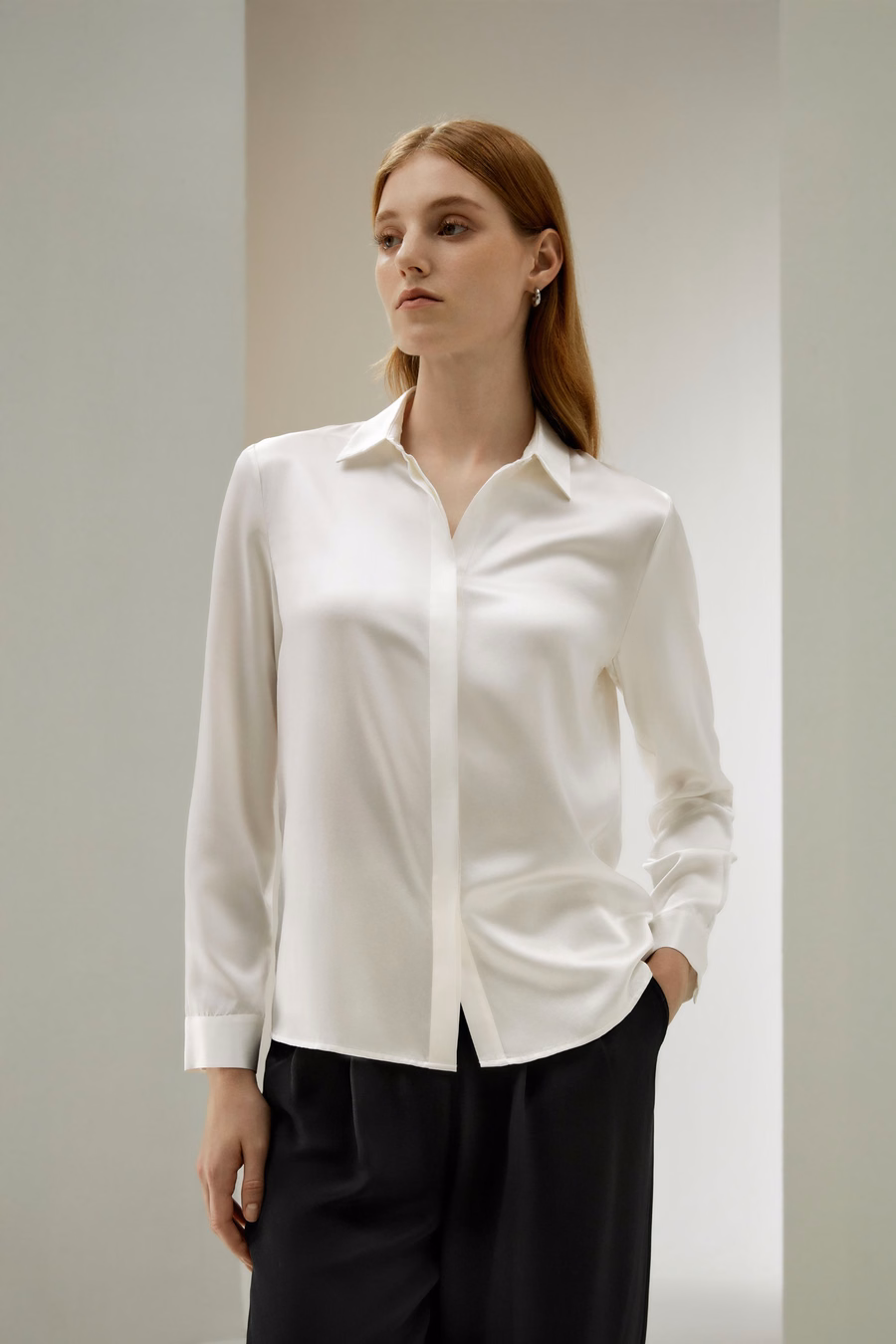 Chemise en soie à patte dissimulée