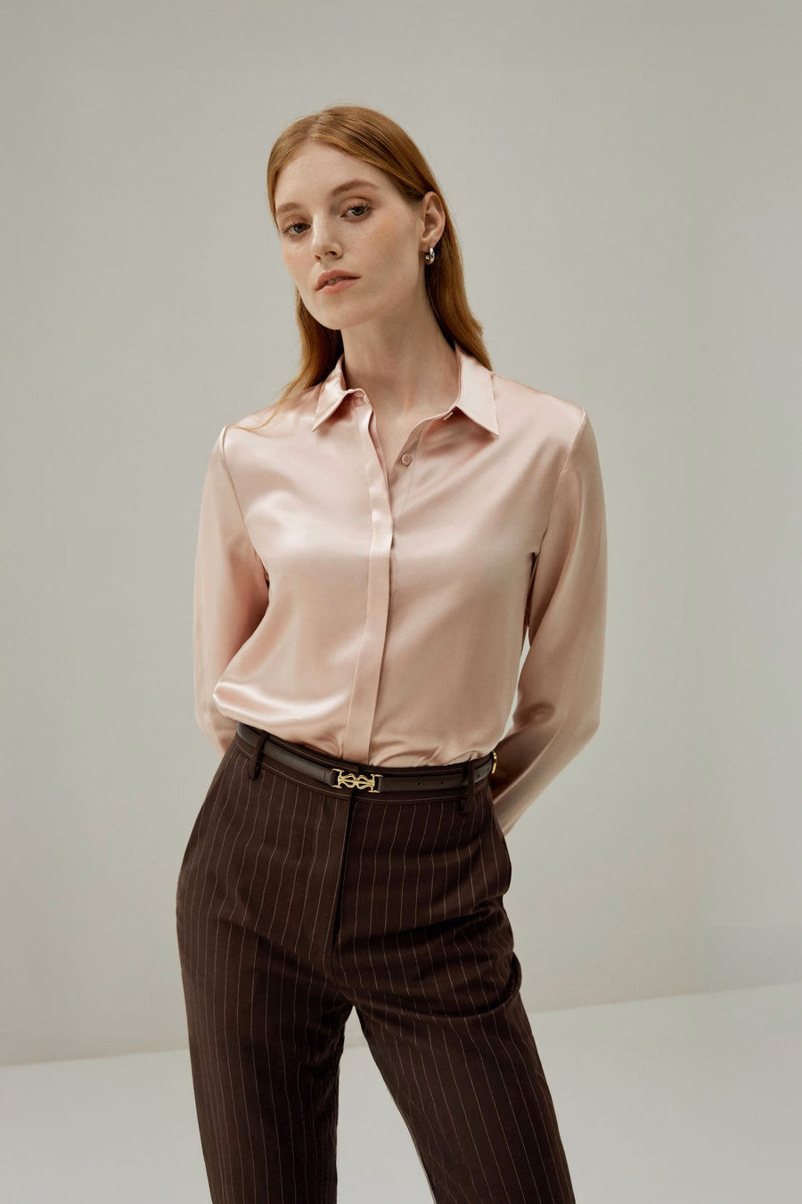 Chemise en soie à patte dissimulée