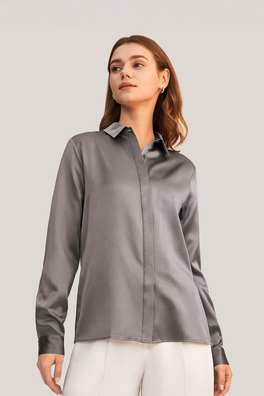 Chemise en soie à patte dissimulée